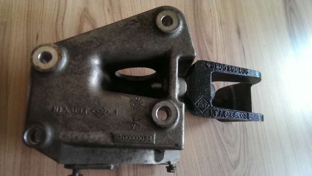 RENAULT ESPACE IV Antriebswelle Halter Rechts 8200000034 8 200256 605