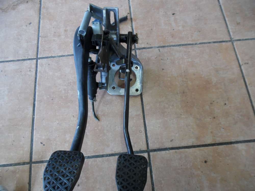BMW 318i E46 Kupplungspedal Bremspedal Zylinder 35.11- 2229128