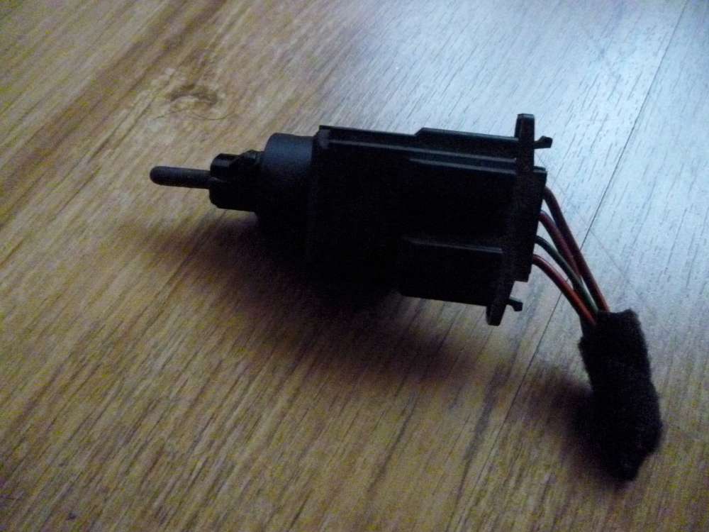 Seat Ibiza Schalter Bremslichtschalter 3B0945511A
