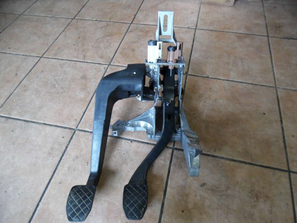 Audi A4 8E Bremspedal Kupplungpedal Pedal Kupplungszylinder mit Halter 8E1721316 8E1721117 8E1721401S