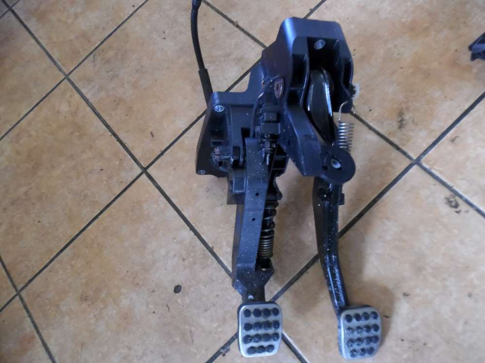 Mercedes B-Klasse W245 Bremspedal Kupplungspedal Pedalerie A1692902401