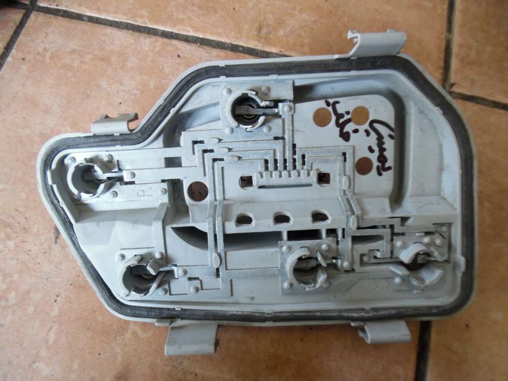 VW Polo 9N Halter Lampenträger Rücklicht Rechts 6Q6945258