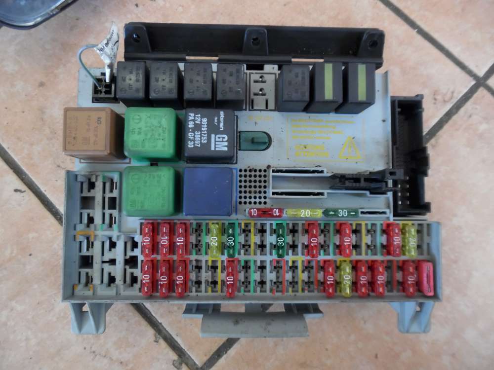 Opel Vectra B Sicherungskasten Relaiskasten 90504534