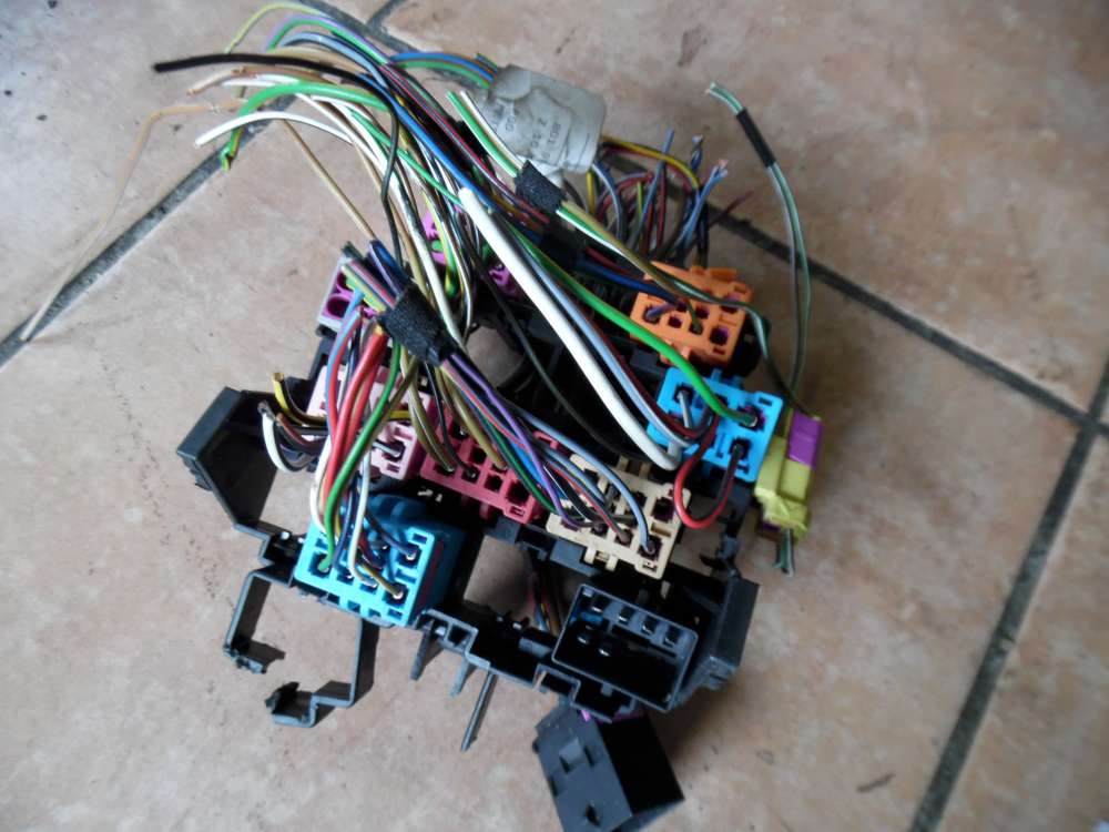 Audi A6 4B Relaistr?ger Steckgeh?use 8D0937545