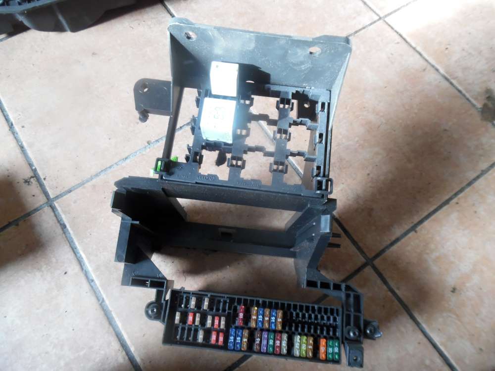 VW Touran 1T Relaiskasten mit Halter 1T1937503A