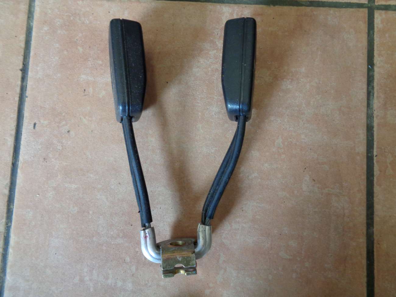 VW Passat 35I Doppeldrucktastenschlo? Gurtschloss hinten 357857739B Repa 24514