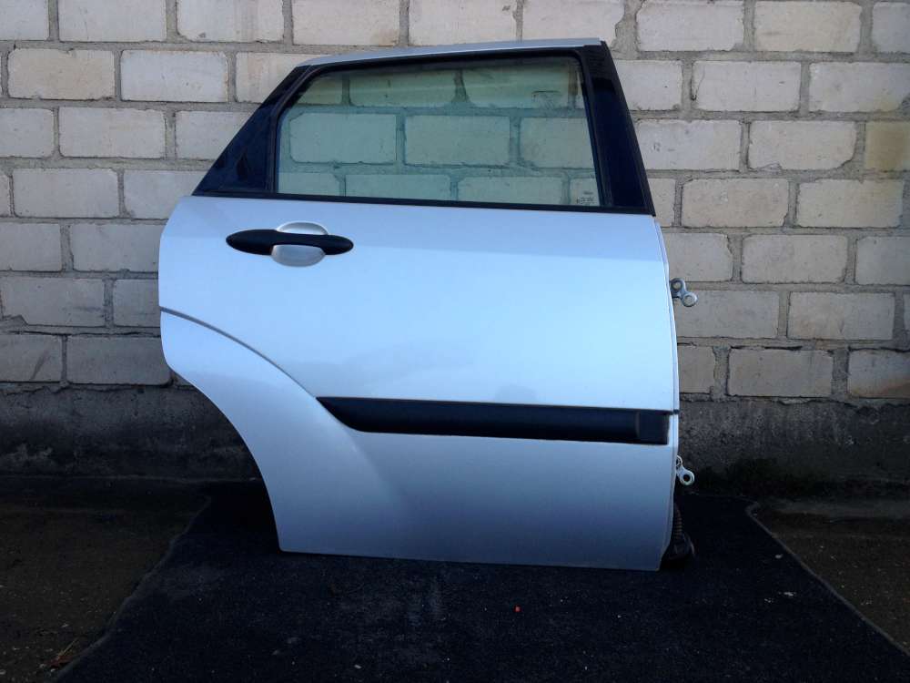 Ford Focus DNW Kombi Tür Hinten Rechts Farbe: Silber