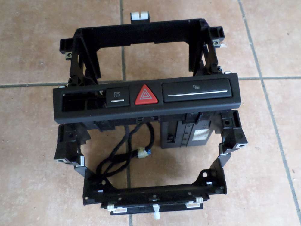 Audi A3 8P Bj 2007 Radioschacht Radiorahmen Mittelkonsole mit Schalter 8P0858005