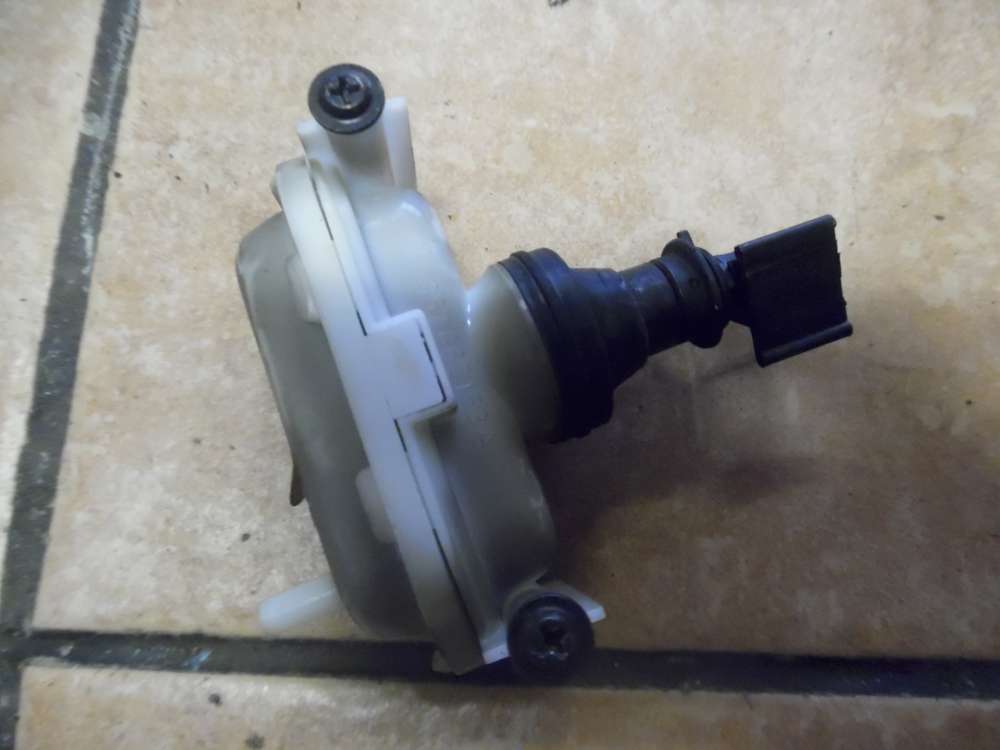 VW Passat 35I Stellventil Zentralverriegelung Tankklappe Hinten 357862153A
