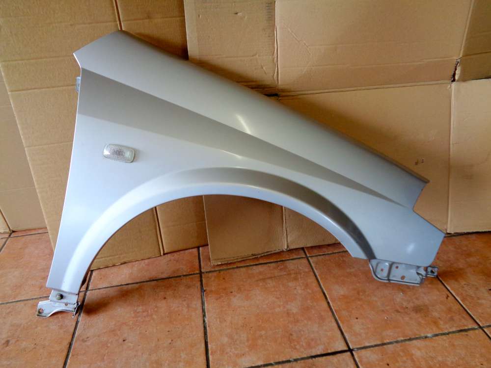 Nissan Primera P12 Kotflügel Vorne Rechts Grau Farbcode: KLO