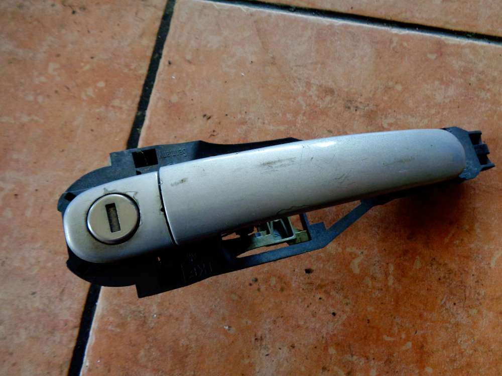 VW Golf 4 Kombi 4-Türer Türgriff aussen mit Mechanik Vorne Links 3B0837885 Fahrertür silber