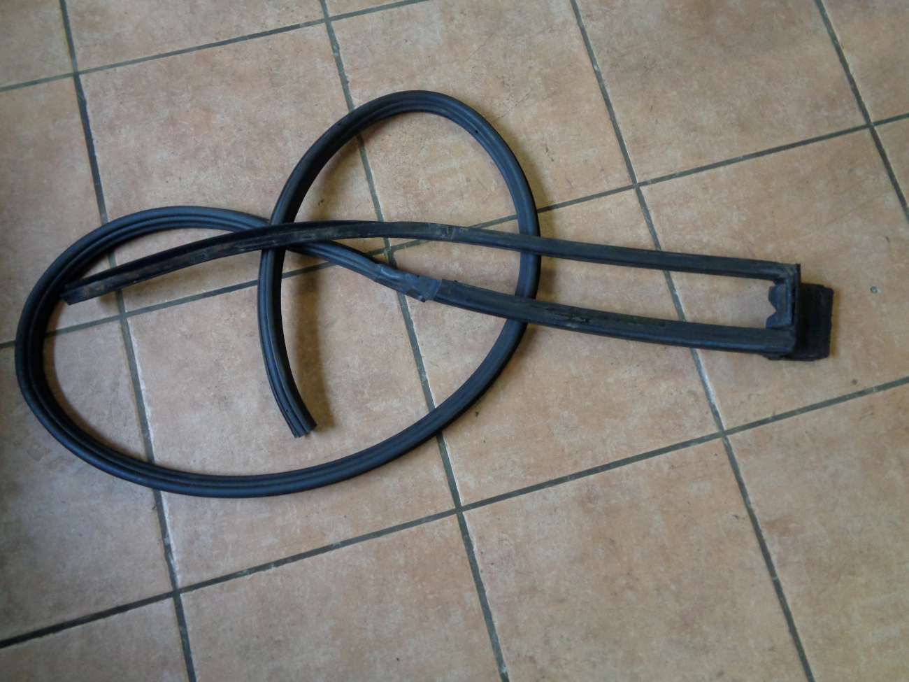 VW Golf 3 4 Cabrio Türdichtung Tür Gummi B Säule Rechts 1E0847330
