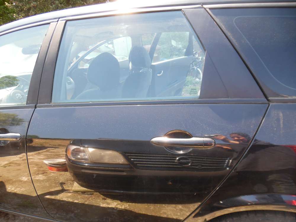 Nissan Primera P12 Kombi Tür Hinten Links Farbe : schwarz