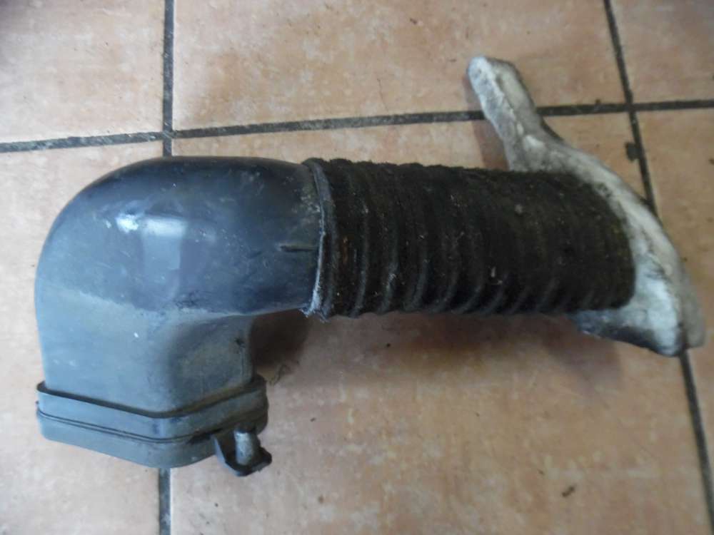 Audi A4 8E Ansaugrohr Ansaugschlauch Luftfilterkasten 8E0129604