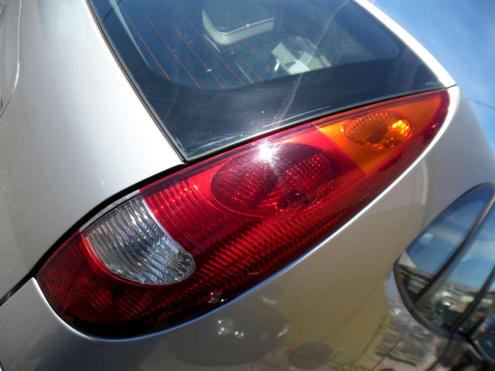 Nissan Almera Tino Rücklicht Rückleuchte Heckleuchte Rechts