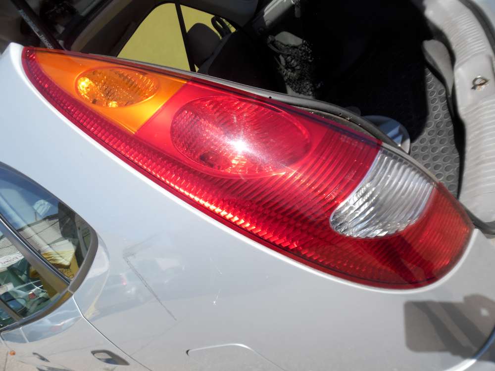 Nissan Almera Tino Rücklicht Rückleuchte Heckleuchte Links