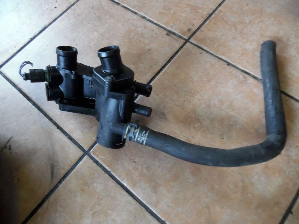 VW Golf IV Thermostatgehäuse mit Wasserschlauch 032121111
