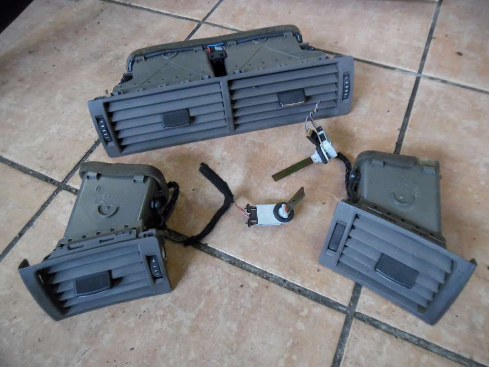 Audi A4 8E Lüftungsdüse Luftdüse Armaturenbrett 8E0820951