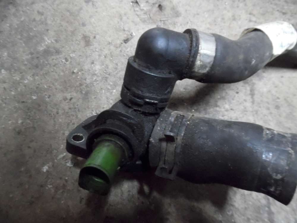 Audi A4, VW Passat 3B Kühlmittelflansch mit 1 Schlauch 06B121133A