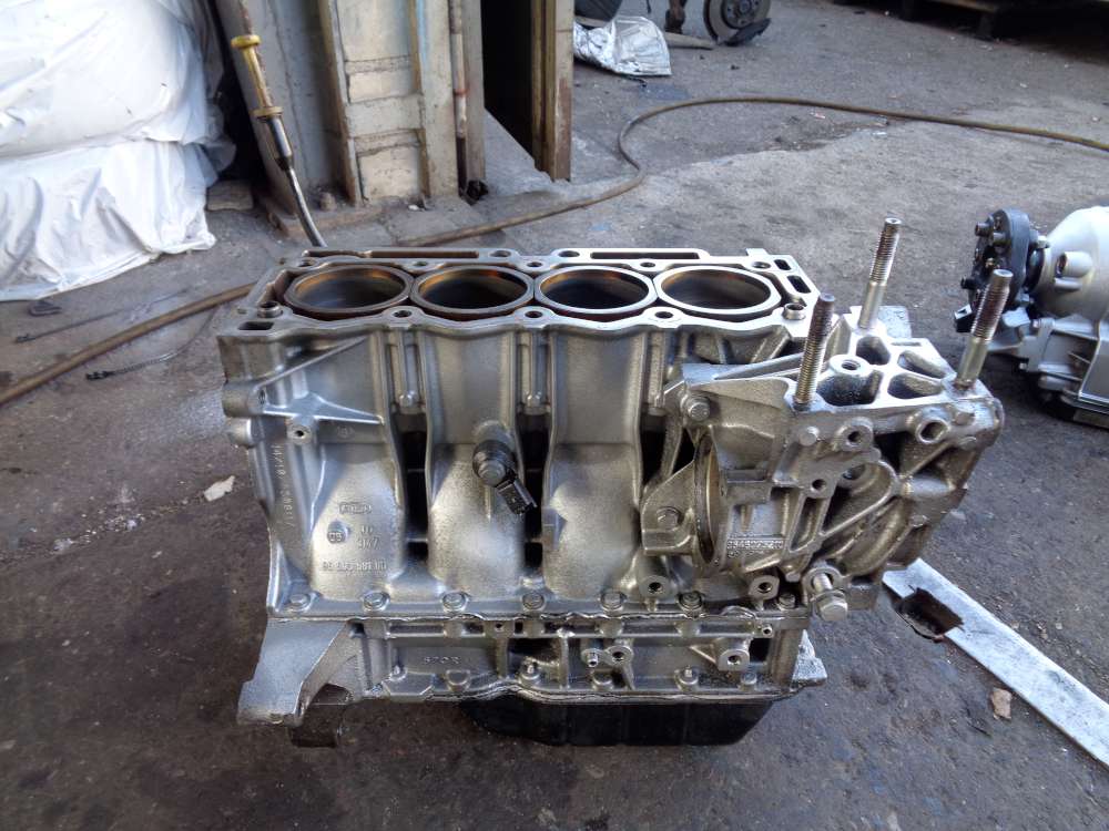 Peugeot 206 1,4L Bj:2008 Motor Motorblock 964893980 9650358180