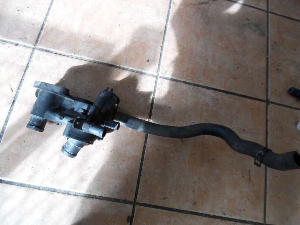VW Golf IV 1J Thermostatgehäuse mit Schlauch 032121111 1J0122073