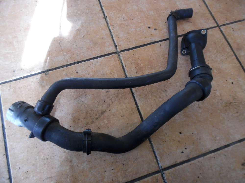 VW Passat 3C Kühlwasserflansch mit Schlauch 03l121121
