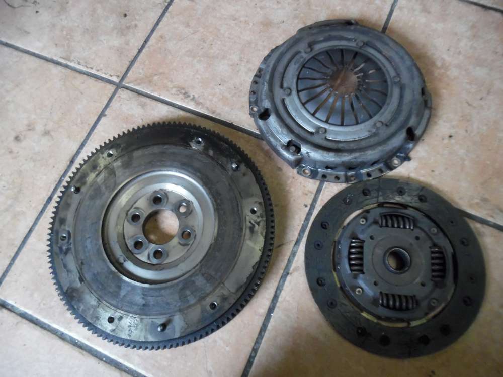 Audi A3 1,6L Kupplungssatz Schwungrad 03C141025 R030105271D