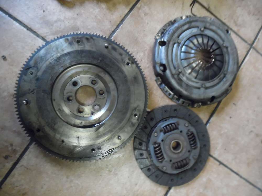 VW Fox 5Z1 1,2L Kupplungssatz Schwungrad 03D141025 03D105271