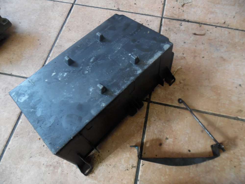 Ford Mondeo III Ablagekasten Batteriehalter 1S7T-10757-AF