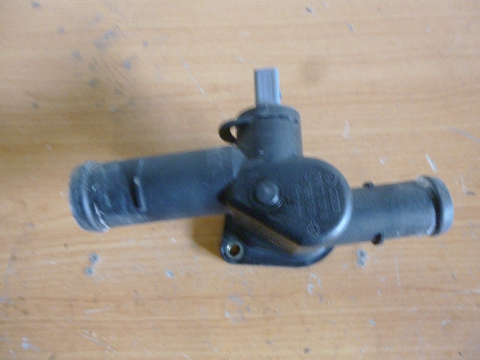 VW Touran Bj:2004 Thermostatgeh?use Wasserflansch 06A121133AL