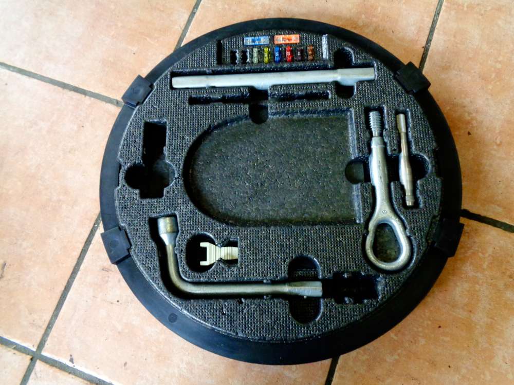 Mercedes S-Klasse W220 Bordwerkzeug Reserveradhalter A2205800005