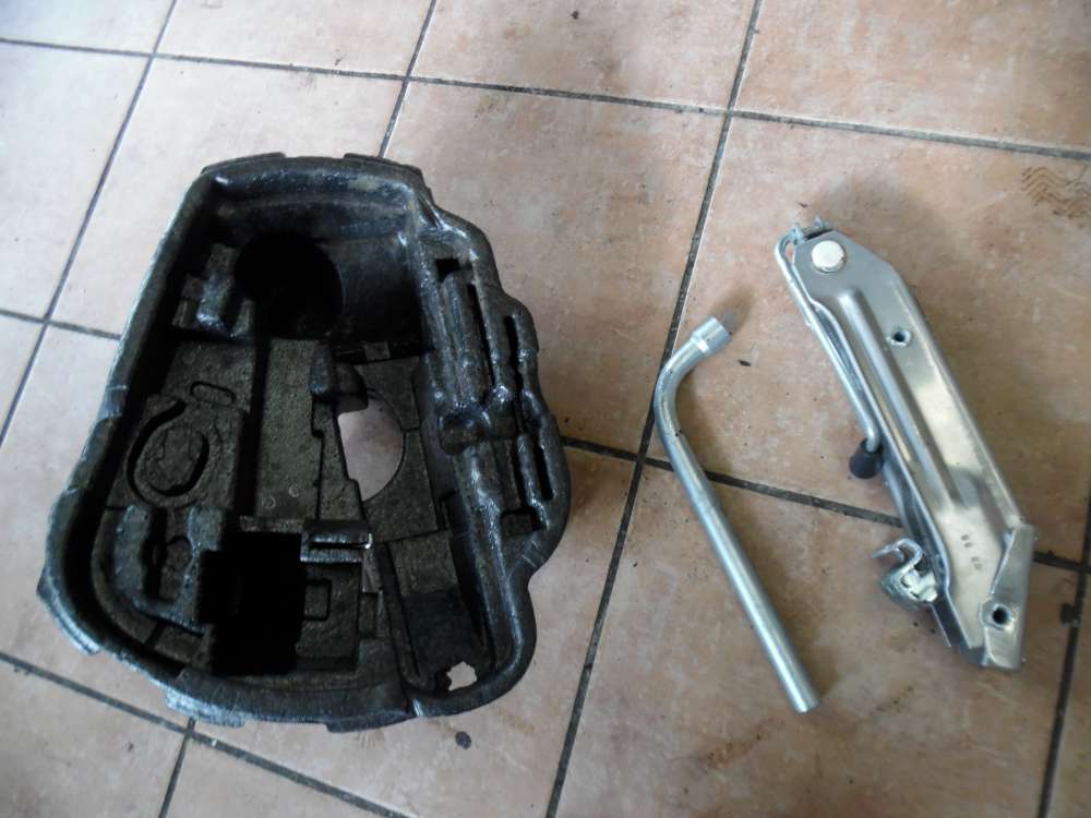 VW Golf IV 1J Bordwerkzeug Set Wagenheber 8L0011031A